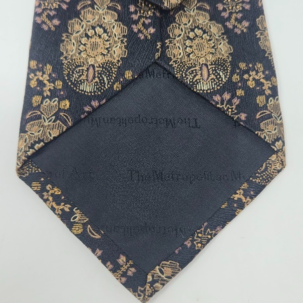 The Metropolitan Museum of Art Black and Gold Tapestry Medallion 100% Silk Tie - Picture 7 of 7